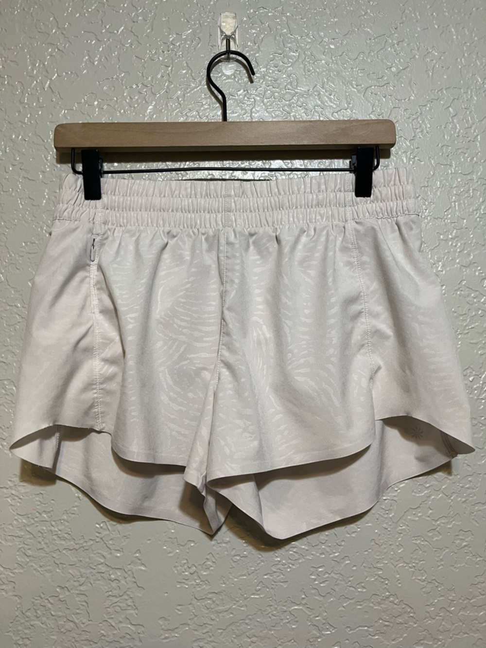 Athleta Printed Hustle 3” Short – Light Neutral Print (Size Small)